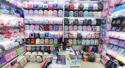 暑假伊始，开学季产品销量提前升温，文具批发市场迎来采购热潮